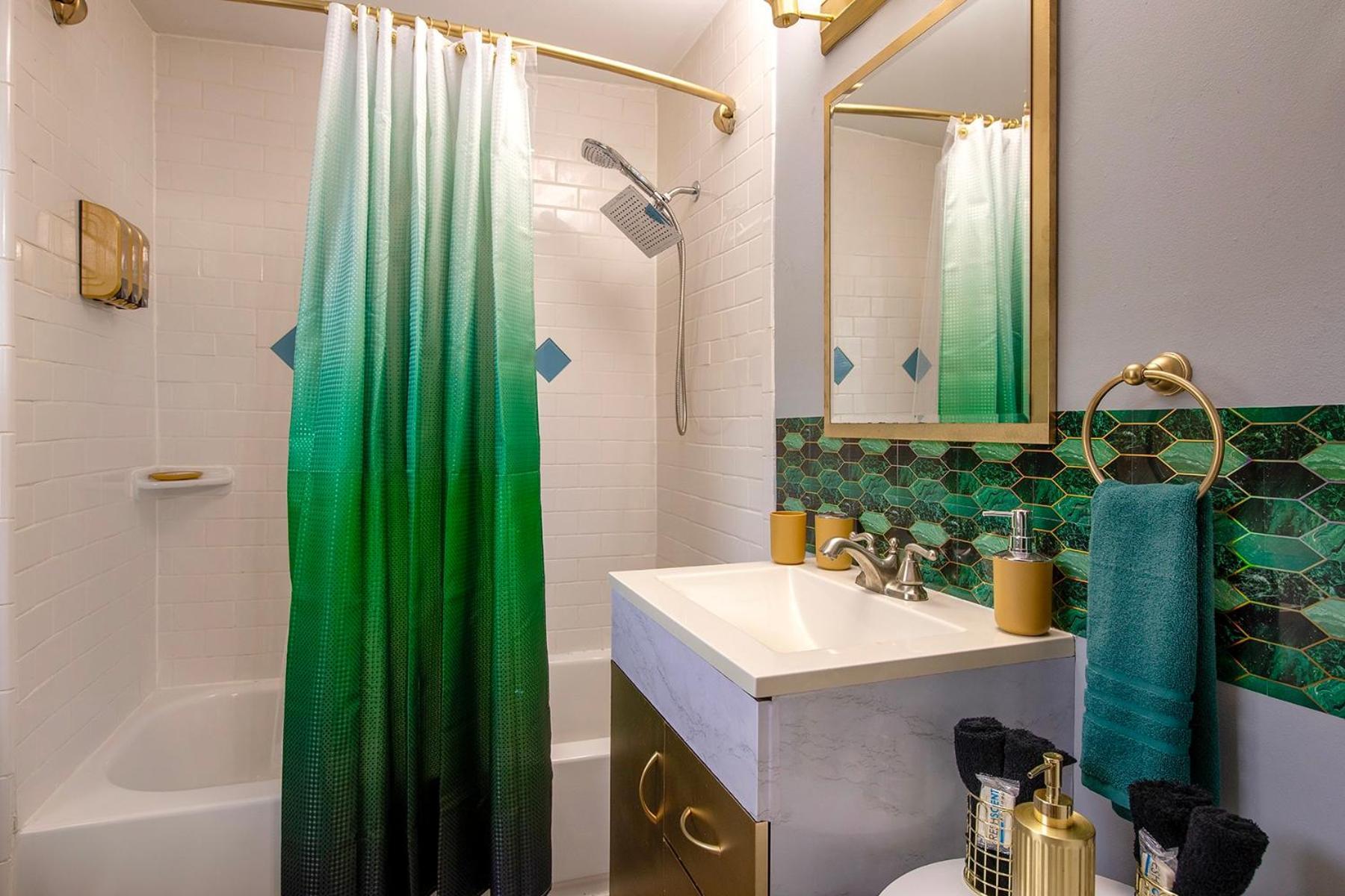 The Tremont Emerald - By Christmas Story House - Historic Charm & Modern Comfort Near Downtown With Parking, 300Mb Wifi & Self Check-In Cleveland Exterior foto